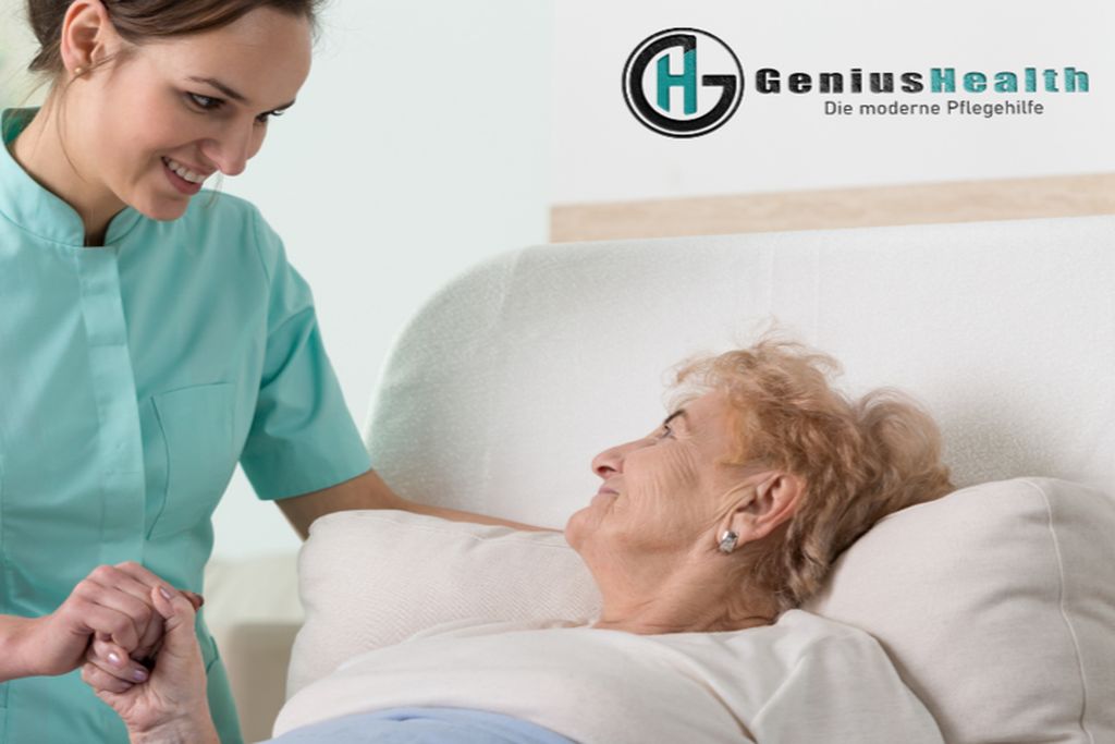 Pflegekraft hält die Hand einer älteren Frau im Bett – ein Moment der Fürsorge im Alltag, mit dem Logo von GeniusHealth