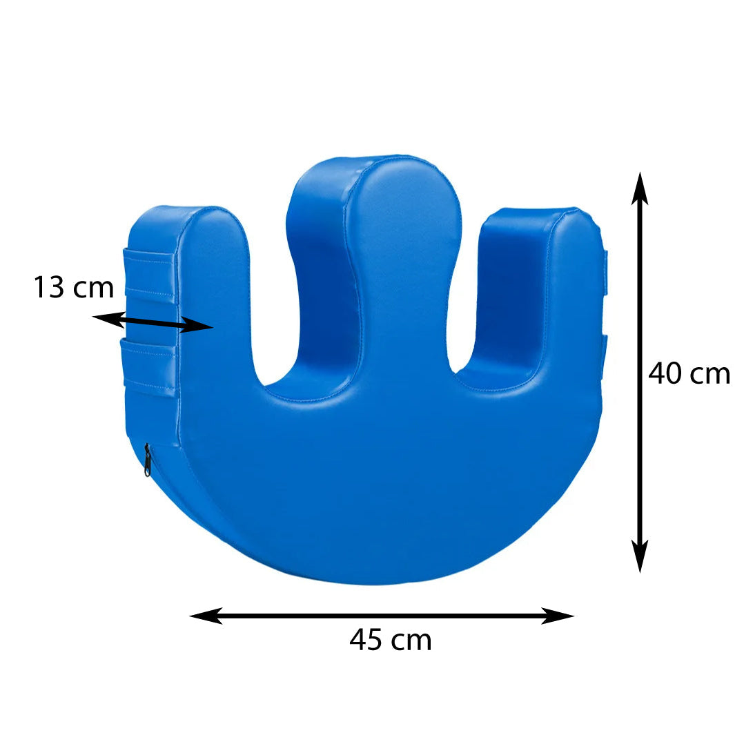 Blaues ergonomisches Lagerungskissen mit den Maßen 45 cm Länge, 40 cm Höhe und 13 cm Breite, ideal für Pflegeanwendungen.