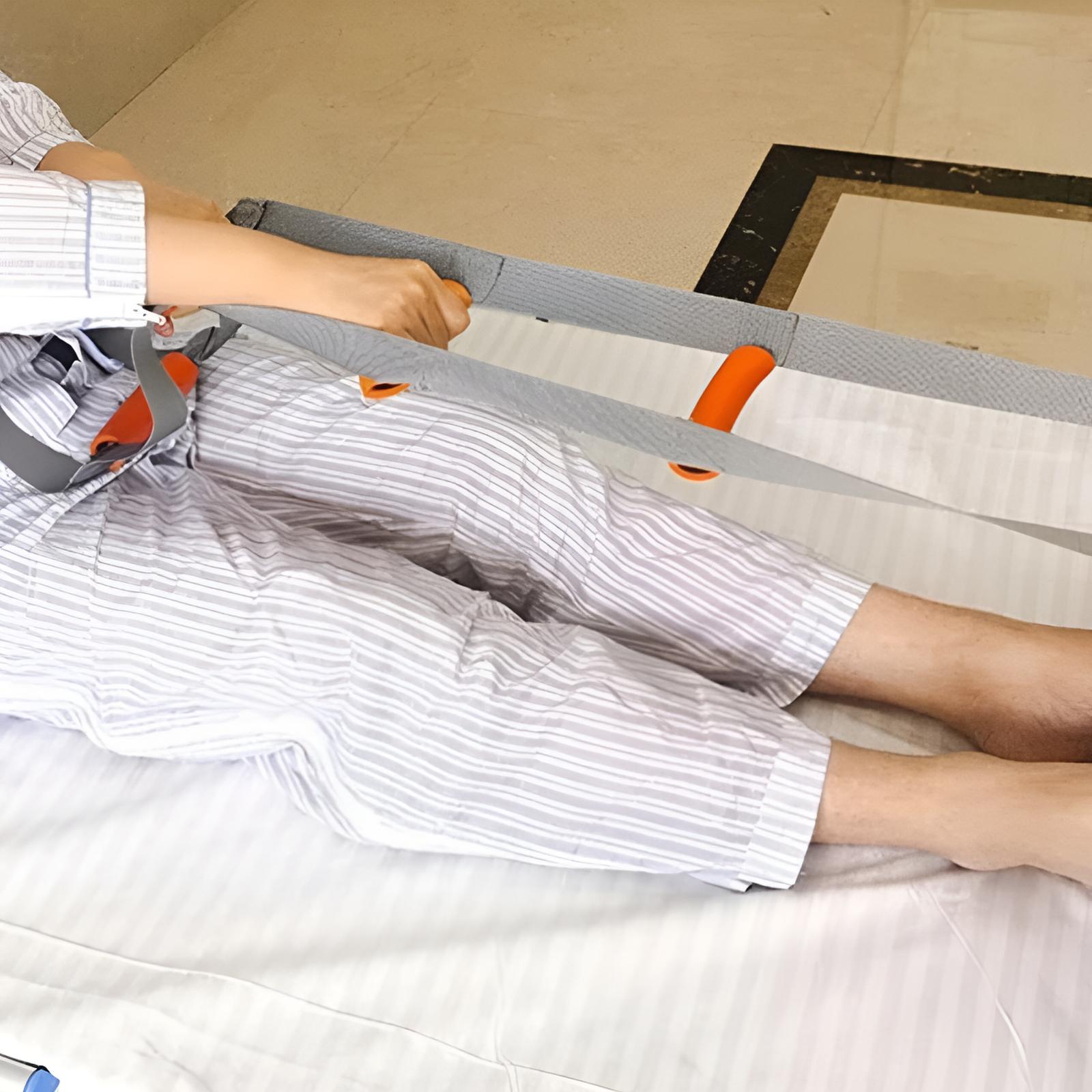 Patient nutzt längenverstellbare Aufrichthilfe mit Griffen zum sicheren Aufrichten im Bett.
