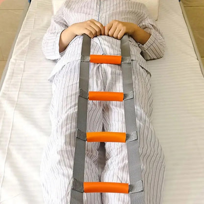 Patient nutzt längenverstellbare Aufrichthilfe mit orangefarbenen Griffen zum sicheren Aufrichten im Bett.