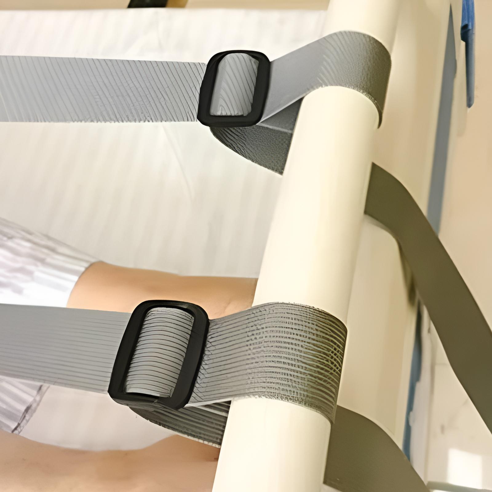 Detailaufnahme der stabilen Befestigungsgurte einer längenverstellbaren Aufrichthilfe am Bettgestell.