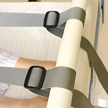 Detailaufnahme der stabilen Befestigungsgurte einer längenverstellbaren Aufrichthilfe am Bettgestell.