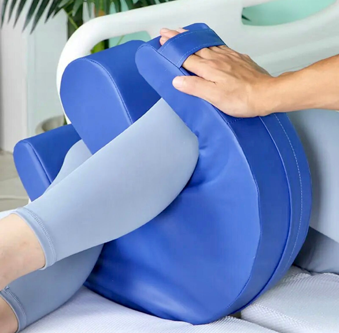 Ein Umlagerungskissen hilft, eine bettlägerige Person rückenschonend und sicher zu bewegen und erleichtert die Dekubitusprophylaxe.