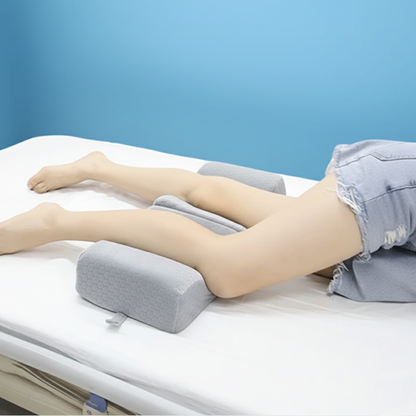 Lagerungskissen in Seitenlage zur gezielten Entlastung von Knie und Bein für druckfreies Liegen im Pflegebett.