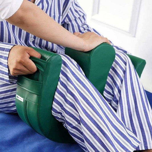 Pfleger verwendet den Turn Over Assistant, um den Patienten ergonomisch und sicher zu positionieren.