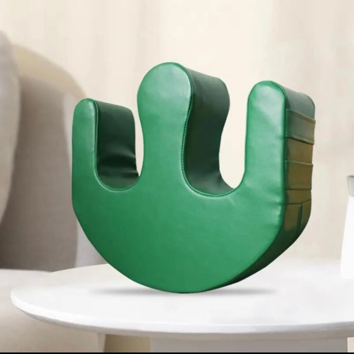 Grüner Turn Over Assistant – ergonomische Umlagerungshilfe aus  PU-Leder, geeignet für den Einsatz in der Altenpflege.